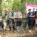 Bupati dan Wakil Bupati Sigi, Kapolres Sigi, Kepala BTNLL di lokasi PETI di Dusun Kongkura, Desa Tomado, Lindu, Sigi, Minggu (27/4/2025). (Foto: Humas Polres Sigi