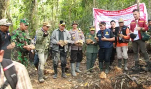 Sigi Tutup Pintu Tambang Emas Ilegal, Buka Jalan untuk Masa Depan Hijau Bupati dan Wakil Bupati Sigi, Kapolres Sigi, Kepala BTNLL di lokasi PETI di Dusun Kongkura, Desa Tomado, Lindu, Sigi, Minggu (27/4/2025). (Foto: Humas Polres Sigi