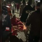 Warga mengevakuasi korban yang terseret air banjir dan berhasil diselamatkan di Desa Balongga, Sigi, Kamis (18/4/2024) dinihari. (Foto: capture video from facebook/@Afrizal Gereuw)