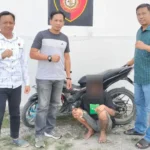 IR (jongkok) saat berada di Polsek Marawola atas dugaan curanmor, Kamis (13/3/2025). (Foto: Humas Polres Sigi)