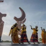 Sejumlah perempuanmenari di Taman Taiganja di Desa Kalukubula, Sigi, Senin (14/8/2023). (ANTARA FOTO/Basri Marzuki)