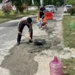 Personel Satlantas Polres Sigi menambal jalan untuk mencegah terjadinya kecelakaan lalu lintas di di Jalan Habib Muhammad Aljufri, Desa Kotapulu, Kecamatan Dolo, Kabupaten Sigi, Jumat (16/5/2025). (Foto: Huams Polres Sigi)