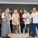 Bupati Sigi, Muh Rizal Intjenae (tengah) bersama Wabup, Sekab, Kadis Pariwisata memukul alu pada Kick Off Festival Danau Lindu 2025 di Aula Kantor Bupati Sigi, Jumat (12/6/2025). (Foto: Pantia FDL 2025)