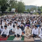 Menteri Transmigrasi Muhammad Iftitah Sulaiman Suryanagara (ketiga kiri depan) bersama Gubernur Sulteng Anwar Hafid (kedua kiri depan) dan Bupati Sigi Moh Rizal Intjenae (kiri depan) mendengarkan khutbah pada pelaksanaan shalat Idul Adha di halaman Masjid Raodhatul Jannah kawasan transmigrasi Bulu Pontu Jaya, Desa Sidera, Sigi, Sulawesi Tengah, Jumat (6/6/2025). (bmzIMAGES/Basri Marzuki)