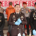Kapolres Sigi, AKBP Kari Amsah Ritonga memberi keterangan tentang kasus pembunuhan adik oleh kakak kandung sendiri di Mapolres Sigi, Senin (2/6/2025). (Foto: Humas Polres Sigi)