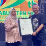Buoati Sigi, Muh Rizal Intjenae menerima sertifikat Kekayaan Intelektual Komunal Ayam Panggang Biromaru dari Kanwil Kemenkum Sulteng, Selasa (24/6/2025). (Foto: Kanwil Kemenkum Sulteng)