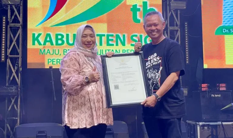 Buoati Sigi, Muh Rizal Intjenae menerima sertifikat Kekayaan Intelektual Komunal Ayam Panggang Biromaru dari Kanwil Kemenkum Sulteng, Selasa (24/6/2025). (Foto: Kanwil Kemenkum Sulteng)