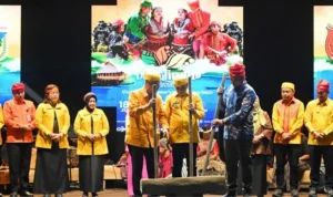 Gubernur Sulteng Anwar Hafid (tengah) bersama Bupati Sigi Moh Rizal Intjenae (kiri) dan Asedp Even Daerah Kemenparekraf Reza Pahlevi menumbuk alu menandai pembukaan Festival Danau Lindu di Dsa Tomado, Lindu, Sigi, Jumat (18/7/2025). (bmzIMAGES/basri marzuki)