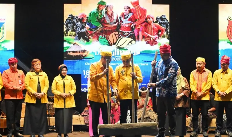 Gubernur Sulteng Anwar Hafid (tengah) bersama Bupati Sigi Moh Rizal Intjenae (kiri) dan Asedp Even Daerah Kemenparekraf Reza Pahlevi menumbuk alu menandai pembukaan Festival Danau Lindu di Dsa Tomado, Lindu, Sigi, Jumat (18/7/2025). (bmzIMAGES/basri marzuki)
