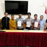 Pemerintah Desa dan Celebes Bergerak berfoto usai teken MoU dorong Perdes Kekerasa n Seksual di Kalukubula, Selasa (8/7/2025). (Foto: Celebes Bergerak)