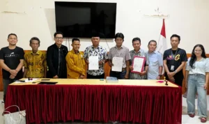 Pemerintah Desa dan Celebes Bergerak berfoto usai teken MoU dorong Perdes Kekerasa n Seksual di Kalukubula, Selasa (8/7/2025). (Foto: Celebes Bergerak)