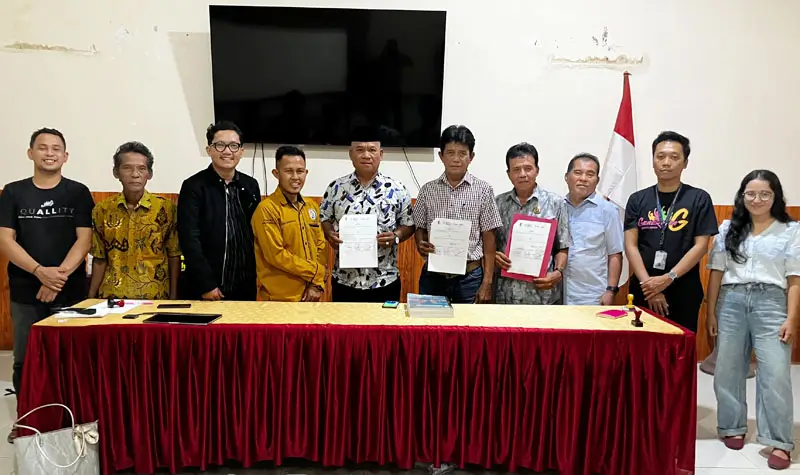 Pemerintah Desa dan Celebes Bergerak berfoto usai teken MoU dorong Perdes Kekerasa n Seksual di Kalukubula, Selasa (8/7/2025). (Foto: Celebes Bergerak)