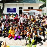 Murid, guru, dan orang tua foto bersama pada MPLS perdana di SRMP 22 Sigi, Senin (14/7/2025). (Foto: SRMP 22 Sigi)