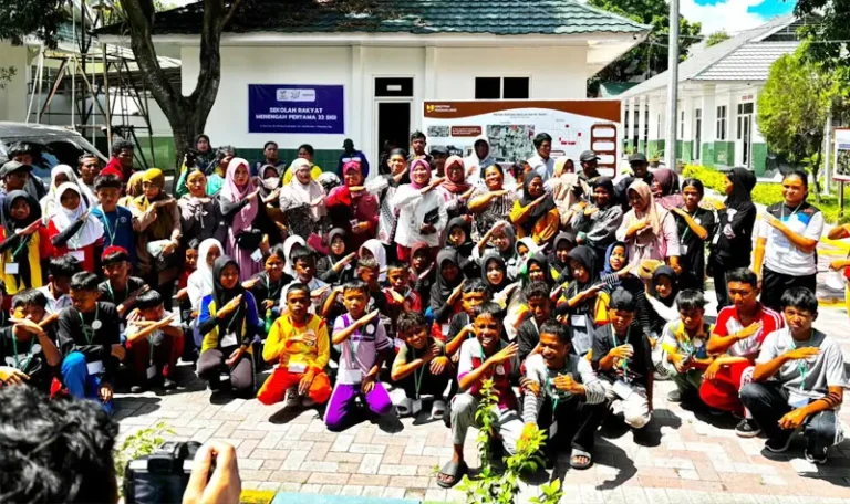 Murid, guru, dan orang tua foto bersama pada MPLS perdana di SRMP 22 Sigi, Senin (14/7/2025). (Foto: SRMP 22 Sigi)
