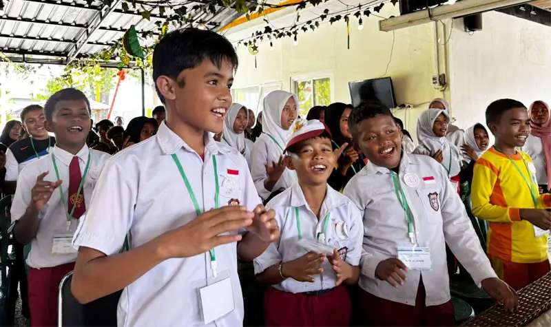 Murid-murid bersuka cita pada MPLS di SMRP 22 Sigi, Senin (14/7/2025). (Foto: SRMP 22 Sigi)