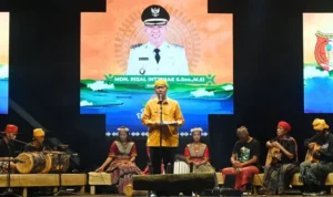 Bupati Sigi, Moh Rizal Intjenae menyampaikan laporan pada pembukaan Festival Danau Lindu 2025 di Venue Utama Festival Danau Lindu, Desa Tomado, Lindu, Sigi, Jumat (18/7/2025). (bmzIMAGES/basri marzuki)