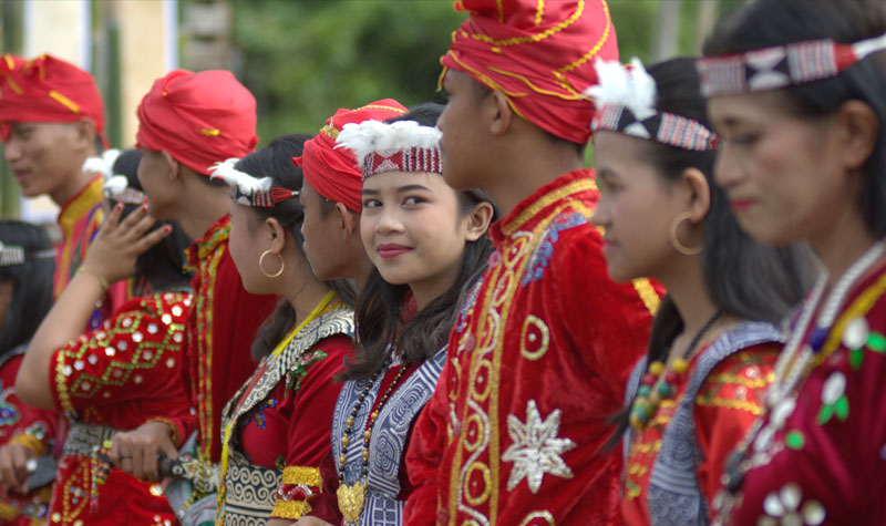 Sejumlah remaja berpakaian adat menyambut kedatangan tamu di Festival Danau Lindu 2025. (bmzIMAGES/basri barzuki)