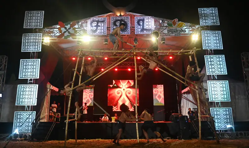 Salah satu pertunjukan seni di Festival Danau Lindu. (bmzIMAGES/basri marzuki)