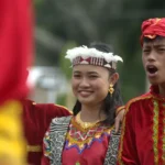 Warga memainkan tari Raego pada Festival Danau Lindu 2025. (bmzIMAGES/basri marzuki)