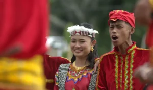 Sukses Festival Danau Lindu 2025 yang Menghidupkan Kembali Budaya dan Ekonomi Warga Warga memainkan tari Raego pada Festival Danau Lindu 2025. (bmzIMAGES/basri marzuki)