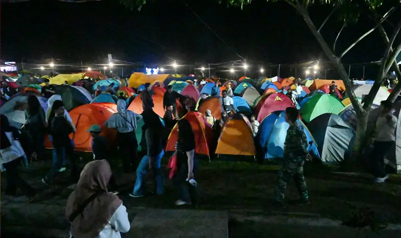 Area camping ground yang padat di arena Festival Danau Lindu 2025. (bmzIMAGES/basri marzuki)