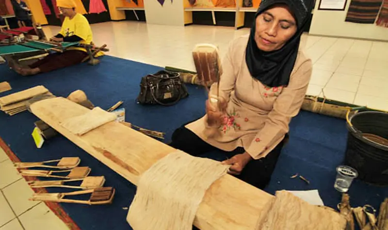 Proses pembuatan kain kulit kayu khas Kulawi. (bmzIMAGES/basri marzuki)