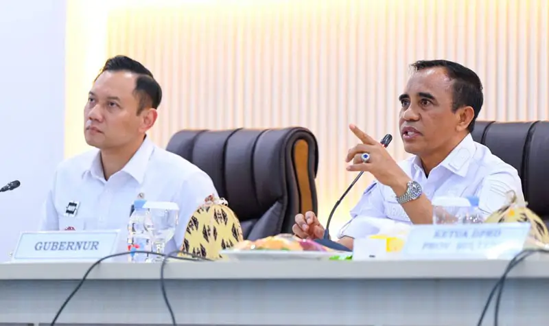 Menteri Koordinator Bidang Infrastruktur dan Pembangunan Wilayah Agus Harimurti Yudhoyono (kiri) bersama GUbernur Sulteng Anwar Hafid pada pertemuan di Ruang Polibu, Rabu (9/7/2025). (Foto: Biro Adpim Pemprov Sulteng)