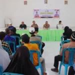 Kapolres Sigi AKBP Kari Amsah Ritonga pada Jumat Curhat di Kantor Desa Potoya, Dolo, Sigi, Jumat (4/7/2025). (Foto: Humas Polres Sigi)