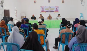 Kapolres Sigi AKBP Kari Amsah Ritonga pada Jumat Curhat di Kantor Desa Potoya, Dolo, Sigi, Jumat (4/7/2025). (Foto: Humas Polres Sigi)