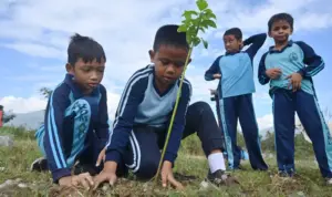 Empat Tahun Mengabdi, Indonesia Mengajar Pamit dari Pedalaman Sigi Pelajar dari tingkatan SD, SMP dan SMA turunlangsung menanam pohon. (©bmzIMAGES/basri marzuki)