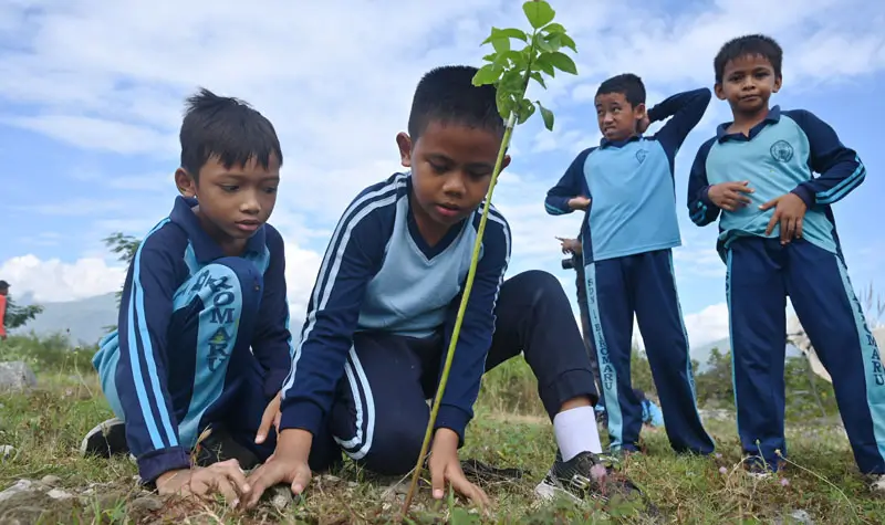 Pelajar dari tingkatan SD, SMP dan SMA turunlangsung menanam pohon. (©bmzIMAGES/basri marzuki)
