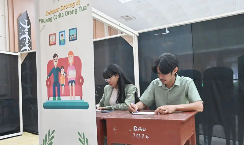 Orang tua pun turut serta, menuliskan ceritanya. (©bmzIMAGES/basri marzuki)