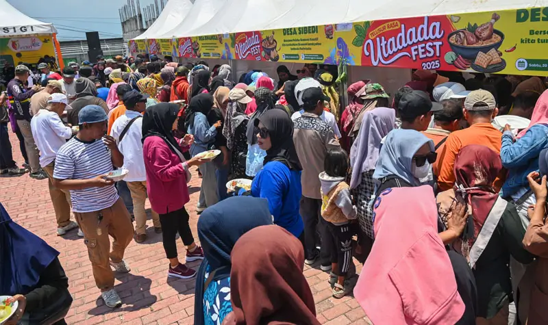 Sejumlah warga mengerubuti stan pada Festival Utadada di RTH Asmaul Husna, Binangga, Marawola, Sigi, Sabtu (20/9/2025). (©bmzIMAGES/basri marzuki)